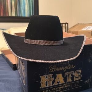 Wrangler black felt cowboy/cowgirl hat